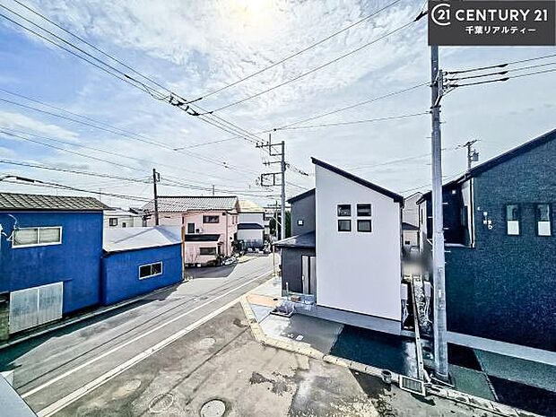 晴れた日には青い空を見渡せる開放的な時間を楽しめます。気持ちの良い風が通り抜ける街並みです!