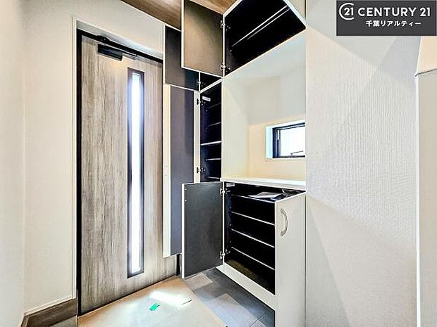 シューズボックス付きなので、玄関が片付きお掃除がしやすいです!スッキリした玄関で戸を開けた瞬間、清潔感のある心地いい空間が出迎えてくれます。