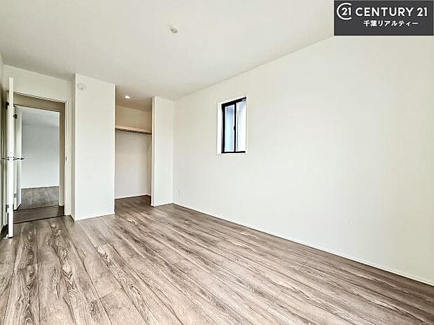 収納力のある洋室です。お部屋もすっきり広々と使えて気持ちが良いです!キレイな明るいお部屋で過ごすのは、更にのんびりゆっくりできますね!