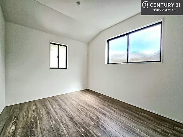 掃き出し窓がないお部屋は、お子様のお部屋としても安心です!収納スペースも充実しているので散らかったお部屋をサッと片付けられます!