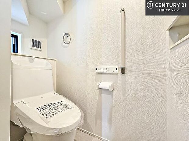 清潔感のある色味のお手洗いです!さわやかでスッキリする空間です!白を基調としているので、お手入れがしやすいトイレです!