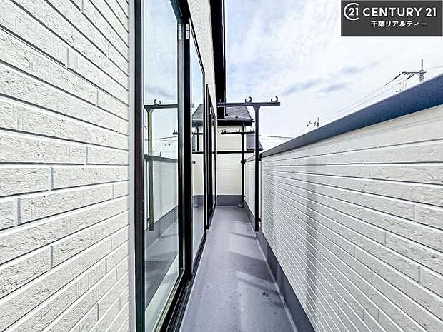 陽当たりの良いバルコニーで、お洗濯物もよく乾きそうですね!お天気の良い日にはバルコニーへ出てリフレッシュするのも気持ちよさそうです。