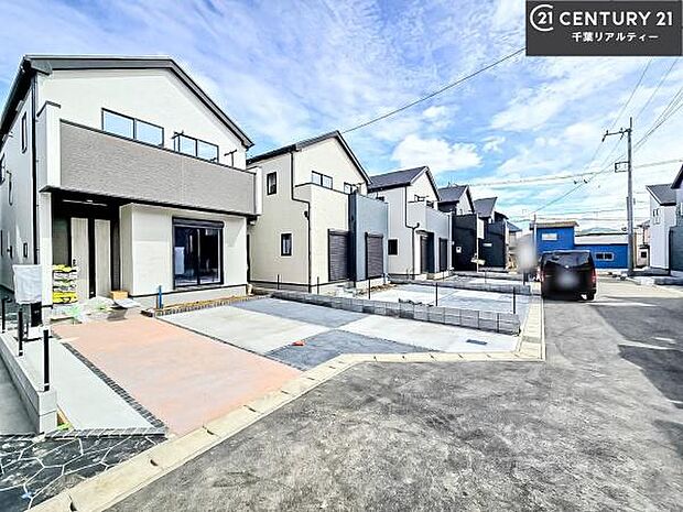 前面道路は6m!陽当り良好な立地です。車庫入れが苦手な方も安心ですね。