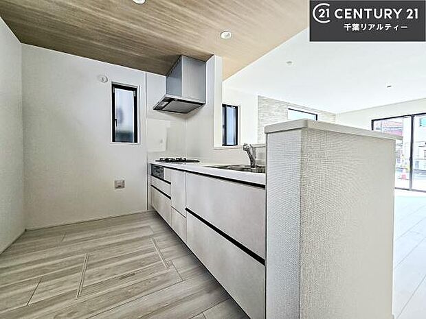 大人気の対面式システムキッチンを採用しています!ご家族のコミュニケーションが自然と増える設計です。お子様にも目が届くので嬉しいですね!広々使えて快適で作業が進みます。