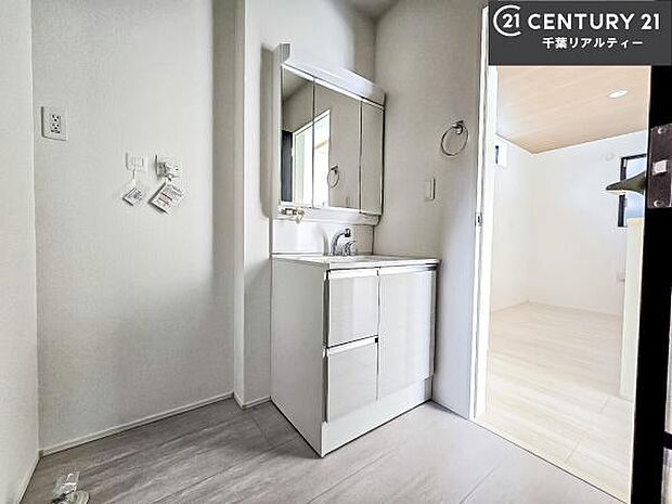 三面鏡仕様の洗面所は、身だしなみがしやすい造り!裏は収納になっています。ドライヤーやお化粧道具を片付けられるので洗面台周りをスッキリと見せることが出来ます!