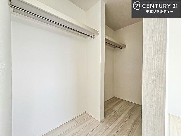 ウォークインクローゼット付きです。たくさんのお洋服などを収納しておけそうですね!他にも扇風機や加湿器など季節物の大きな家電も収納できます!