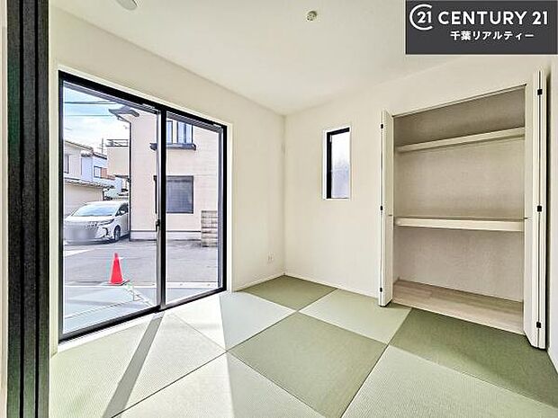 タタミの香りが安らぎを与える、リラックス空間。窓も大きく開放感のある和室となっております。日本人の心感じる「和」の空間。