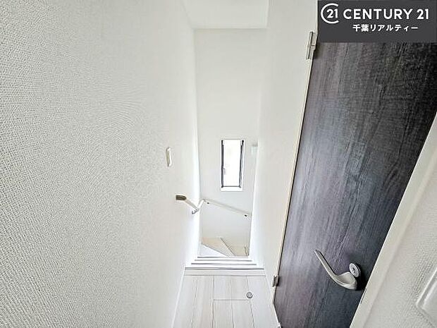 階段は明るく手摺りもついています!お子様やご年配の方も安心してご利用頂けますね!