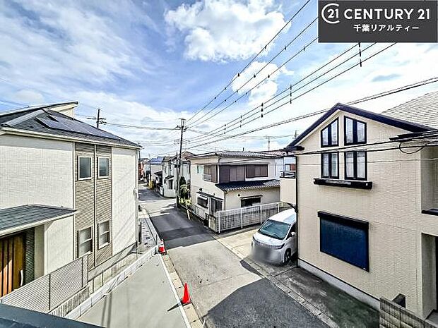 落ち着きある住宅街です!周囲には高い建物がなく、空が広く開放感があり、陽当たりを大きく遮られることもありません!気持ちの良い風が通り抜ける街並みです!