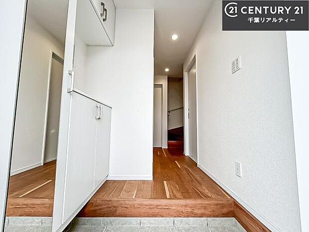 落ち着いた雰囲気の玄関です。オシャレな玄関で家族やお客様を送迎できるのはいいですね!