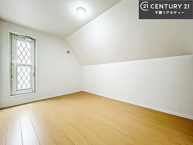 明るく風通しの良い居室です。「シンプル」にデザインされた室内。自由度が高いので家具やレイアウトでお好みの空間を創り上げられます。