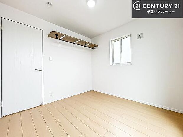 掃き出し窓がないお部屋は、お子様のお部屋としても安心です!収納スペースも充実しているので散らかったお部屋をサッと片付けられます!