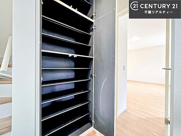 シューズボックス付きなので、玄関が片付きお掃除がしやすいです!スッキリした玄関で戸を開けた瞬間、清潔感のある心地いい空間が出迎えてくれます。