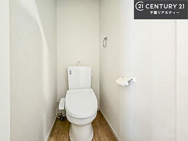 1・2階にトイレがございます!朝の忙しい時間帯も待たずにすみそうですね。白を基調とした清潔感のあるトイレでお手入れがしやすいです!