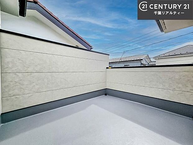 陽当たりの良いバルコニーで、お洗濯物もよく乾きそうですね!お天気の良い日にはバルコニーへ出てリフレッシュするのも気持ちよさそうです。