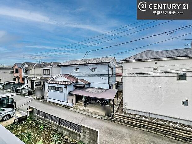 落ち着きある住宅街です!周囲には高い建物がなく、空が広く開放感があり、陽当たりを大きく遮られることもありません!気持ちの良い風が通り抜ける街並みです!