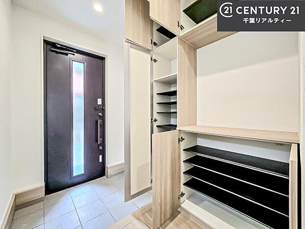 シューズボックス付きなので、玄関が片付きお掃除がしやすいです!スッキリした玄関で戸を開けた瞬間、清潔感のある心地いい空間が出迎えてくれます。