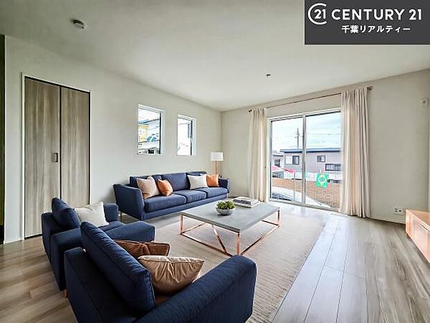 家具はCGパースです。開放感のある広々LDK!ソファーやダイニングテーブルを置いても窮屈にならないので快適に過ごせます!コミュニケーションが取りやすいリビングです!