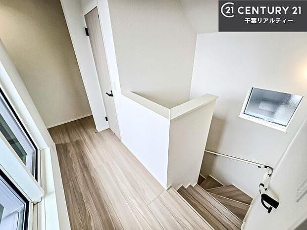 階段は明るく手摺りもついています!お子様やご年配の方も安心してご利用頂けますね!