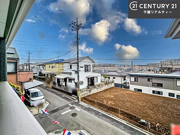 落ち着きある住宅街です!周囲には高い建物がなく、空が広く開放感があり、陽当たりを大きく遮られることもありません!気持ちの良い風が通り抜ける街並みです!