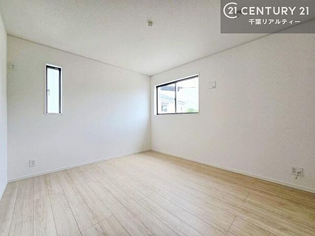 掃き出し窓がないお部屋は、お子様のお部屋としても安心です!収納スペースも充実しているので散らかったお部屋をサッと片付けられます!