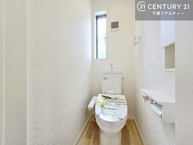 1・2階にトイレがございます!朝の忙しい時間帯も待たずにすみそうですね。白を基調とした清潔感のあるトイレでお手入れがしやすいです!