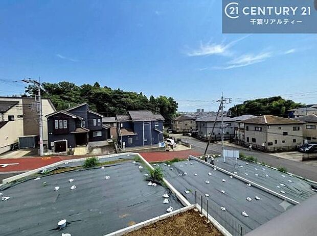 周囲に高い建物がなく開放的な眺望です!晴れた日は青空が広がります!