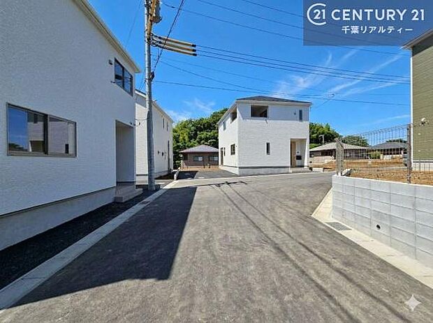 前面道路は6m!陽当り良好な立地です。車庫入れが苦手な方も安心ですね。