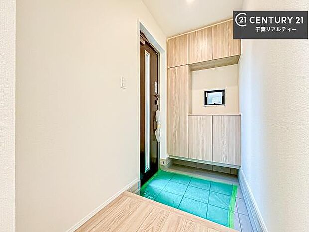 シューズボックス付き。玄関が片付きお掃除がしやすいです!スッキリした玄関で戸を開けた瞬間、清潔感のある心地いい空間が出迎えてくれます。