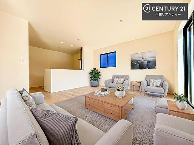 家具はCGパースです。開放感のある広々LDK!ソファーやダイニングテーブルを置いても窮屈にならないので快適に過ごせます!コミュニケーションが取りやすいリビングです!