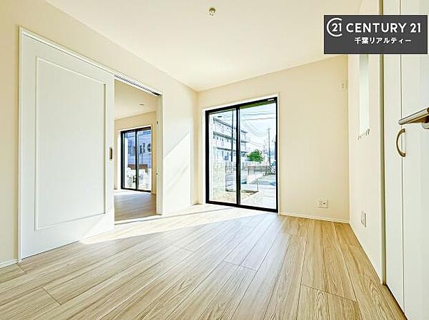 リビング横に配置された洋室は、お子様のお部屋にぴったりの位置。ご家族とのコミュニケーションが取りやすく、成長を身近に感じられる安心の空間です。