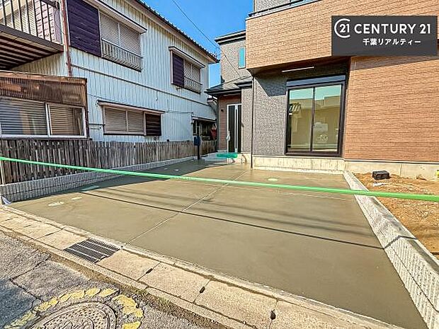 駐車スペースは3台分あります(車種による)!セカンドカーはもちろん、バイクや自転車なども置き場所に困りません。