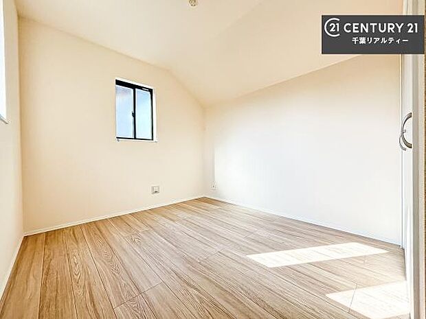 明るく風通しの良い居室です。「シンプル」にデザインされた室内。自由度が高いので家具やレイアウトでお好みの空間を創り上げられます。是非一度、現地にてご確認ください。