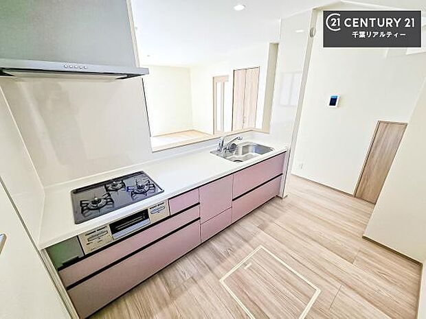 大人気の対面式システムキッチンを採用しています!ご家族のコミュニケーションが自然と増える設計です。お子様にも目が届くので嬉しいですね!広々使えて快適で作業が進みます。