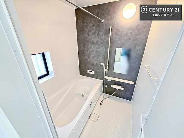 落ち着きある大人の雰囲気のバスルームは、味が出ていてバスタイムが充実!お仕事頑張っているご褒美にお好みの匂いの入浴剤を入れて、楽しんでみてはいかがでしょうか?