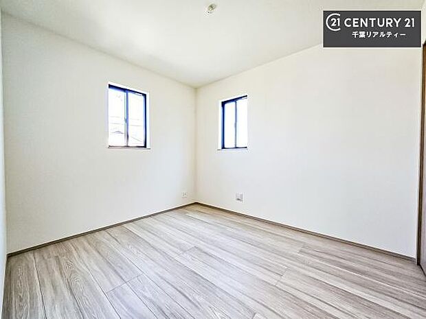 シンプルにデザインされているため、家具を選びません!お気に入りの家具を置いてくつろげる空間を作ることができます。