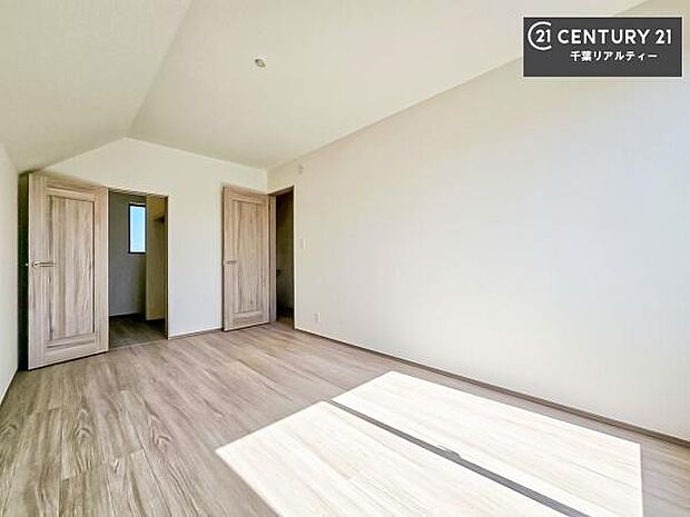 シンプルにデザインされているため、家具を選びません!お気に入りの家具を置いてくつろげる空間を作ることができます。