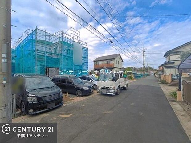 前面道路はゆとりある広さの約5.9m!お車同士のすれ違いもスムーズで、運転に自信のない方でも安心です。