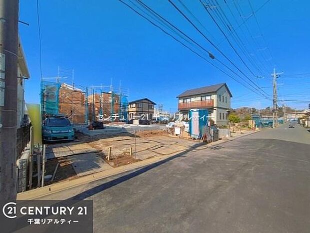 前面道路はゆとりある広さの約5.9m!お車同士のすれ違いもスムーズで、運転に自信のない方でも安心です。