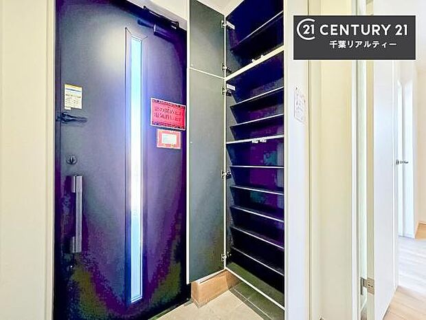 シューズボックス付きなので、玄関が片付きお掃除がしやすいです!スッキリした玄関で戸を開けた瞬間、清潔感のある心地いい空間が出迎えてくれます。