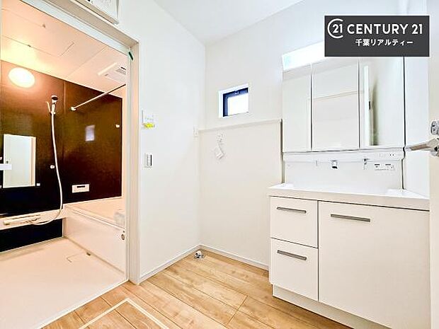 三面鏡仕様の洗面所は、身だしなみがしやすい造り!裏は収納になっています。ドライヤーやお化粧道具を片付けられるので洗面台周りをスッキリと見せることが出来ます!