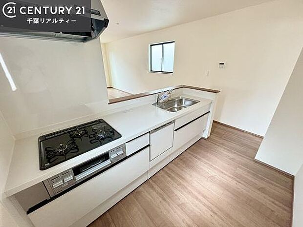 ゆとりある調理スペースで作業がしやすい快適なキッチンです!お子様と一緒にお菓子造りも楽しめる広々スペースです。楽しい調理時間になりそうですね!