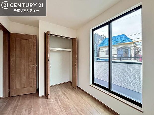 バルコニーに面している洋室です。明るく温もりがあり、換気もしっかりできます!朝起きて、外に出て背伸びをしつつ深呼吸をし良い朝を迎え入れることができます。