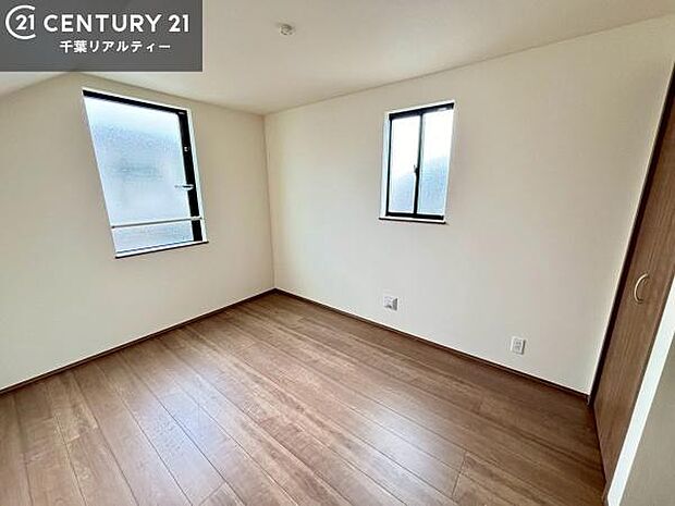 掃き出し窓がないお部屋は、お子様のお部屋としても安心です!収納スペースも充実しているので散らかったお部屋をサッと片付けられます!