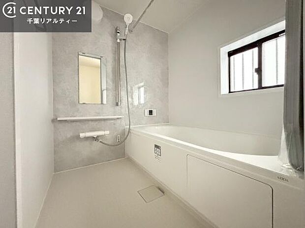 落ち着きある大人の雰囲気のバスルームは、味が出ていてバスタイムが充実!お仕事頑張っているご褒美にお好みの匂いの入浴剤を入れて、楽しんでみてはいかがでしょうか?