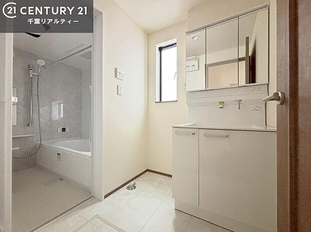 小窓付きの明るい洗面室です!湿気もすぐに入れ替えができて清潔に保つことができます!自然光が差し込むのでお化粧の仕上がりも良くなりますね!