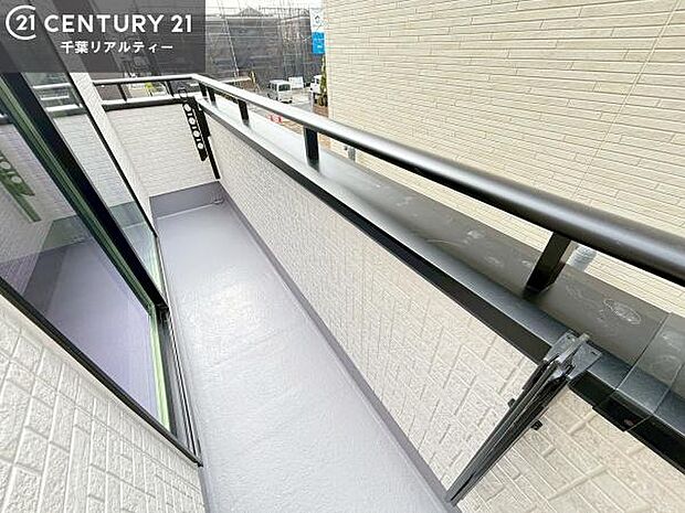 バルコニーを二か所に設けたゆとりのある設計。用途に合わせて使い分けができ、毎日の暮らしを快適にサポートします。