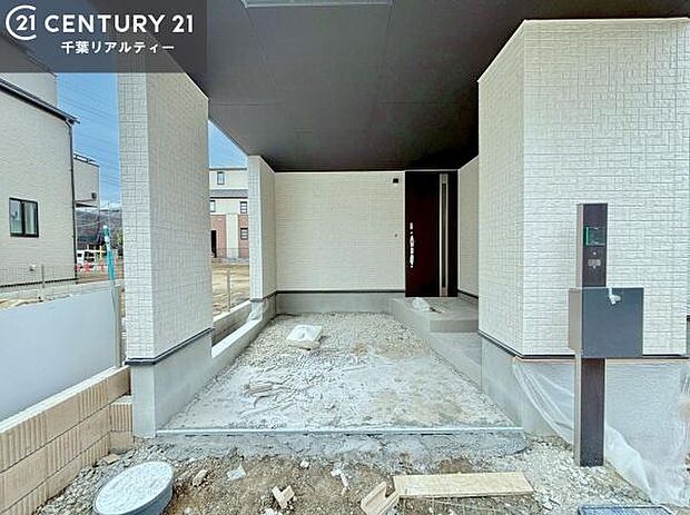 ビルトインガレージの駐車場は、雨や風から車を守ってくれるので大切に管理ができるので安心!