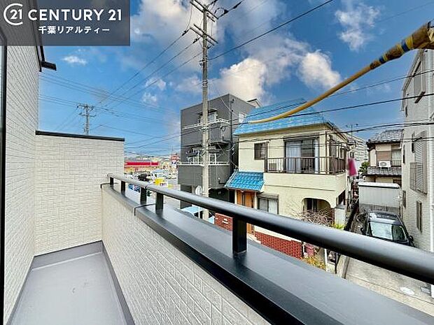 晴れた日には青い空を見渡せる開放的な時間を楽しめます。気持ちの良い風が通り抜ける街並みです!