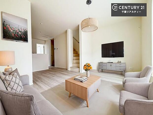 開放感のある広々LDK!ソファーやダイニングテーブルを置いても窮屈にならないので快適に過ごせます!コミュニケーションが取りやすいリビングです!